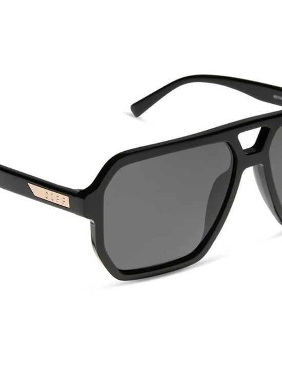 DIFF EYEWEAR Cameron Oversized Navigator Sunglasses in Black & Grey Polarized Ne main image 14